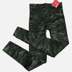 NWT SPANX Seamless Green Camo Crop Leggings Size Small